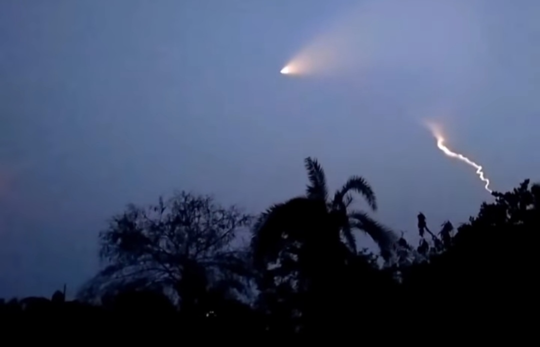 দেশের আকাশে রহস্যময় আলোর ঝলক ঘিরে যা জানা গেল